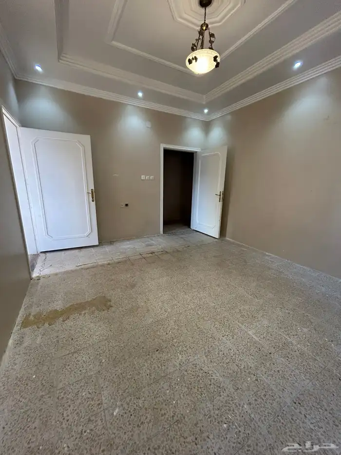 للإيجار دور في فيلا حي الملك فيصل 13