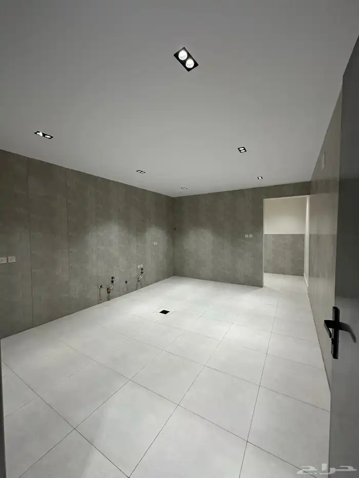 بالقرب من المطار شقة علوية للبيع 245 متر ببلكونة سعر مناسب 6