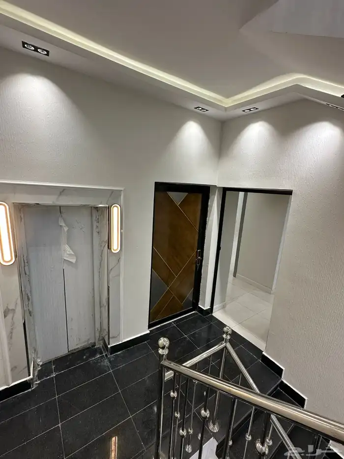 بالقرب من المطار شقة علوية للبيع 245 متر ببلكونة سعر مناسب 17