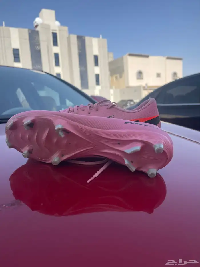 حذاء كرة قدم اصلي للبيع جميعها من نايك وأديداس نضيفة  . 2