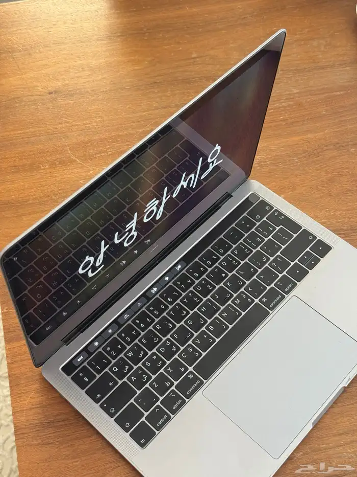 ماك بوك برو 2018 مع تتش بار 6