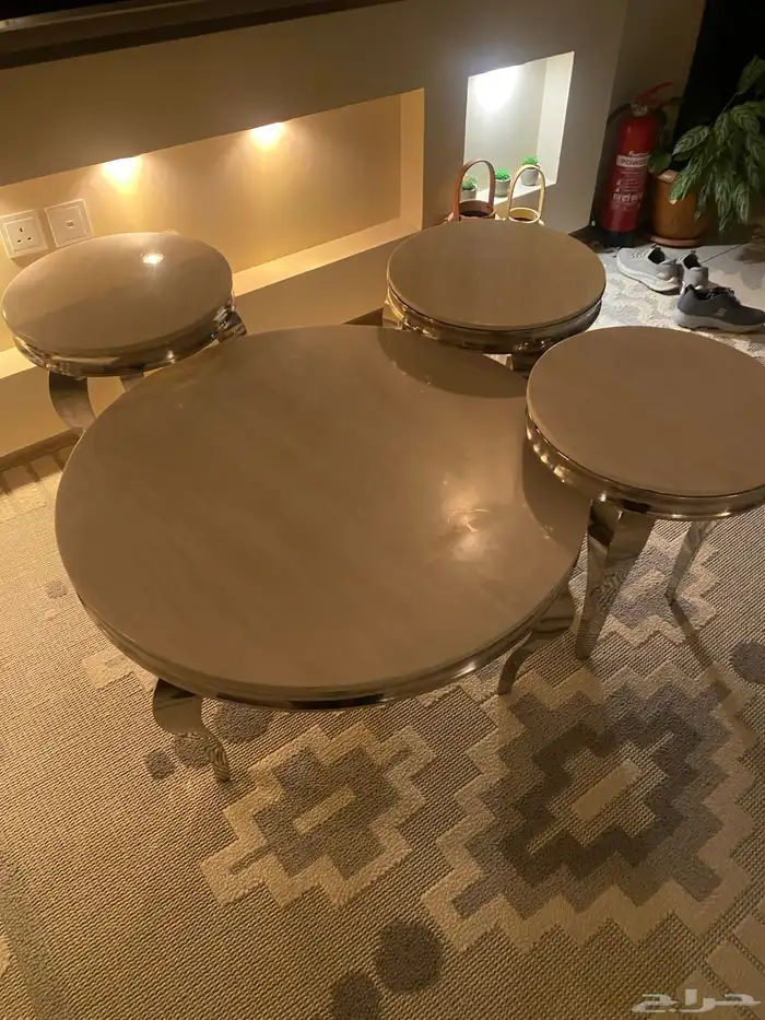 طاولة قهوة مع 3 طاولات خدمة 2