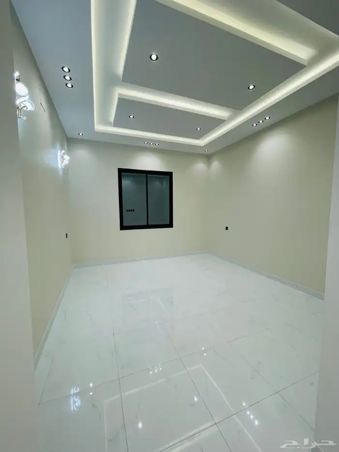 للبيع روف علوي مع ملحق درج خارجي فقط شمال الخمس 10