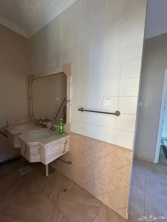 للإيجار دور في فيلا حي الملك فيصل 15