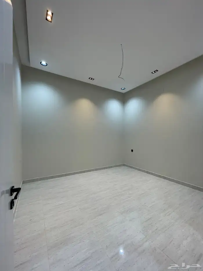 للبيع شقه دور أرضي مع حوش وبايكه وسط الخدمات خميس مشيط 15