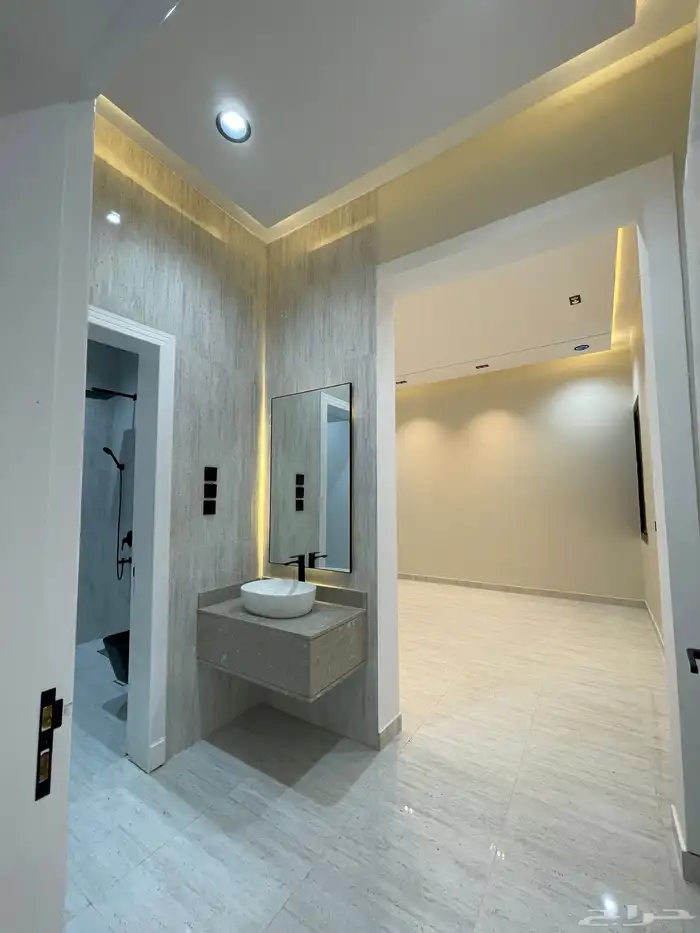 للبيع شقه دور أرضي مع حوش وبايكه وسط الخدمات خميس مشيط 17