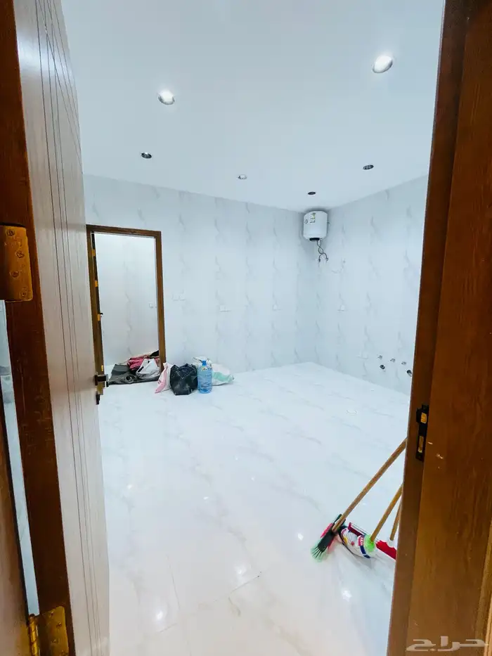 للبيع ادوار ارضي بحوش مدخل سيارة من 550 الف شمال الخميس 19