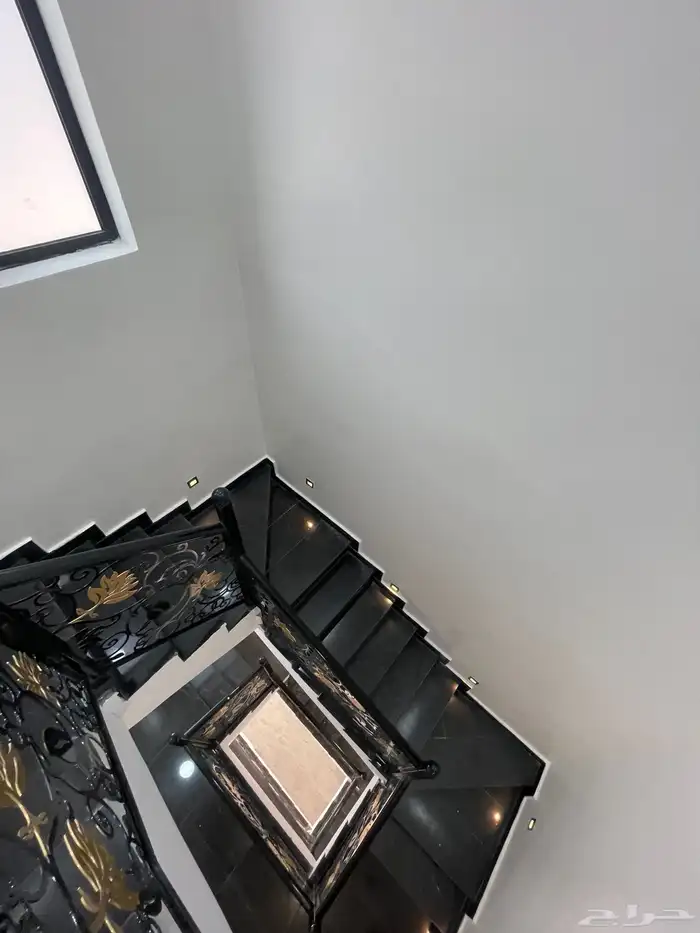 فيلا مع شقة للبيع حي العروبه 9