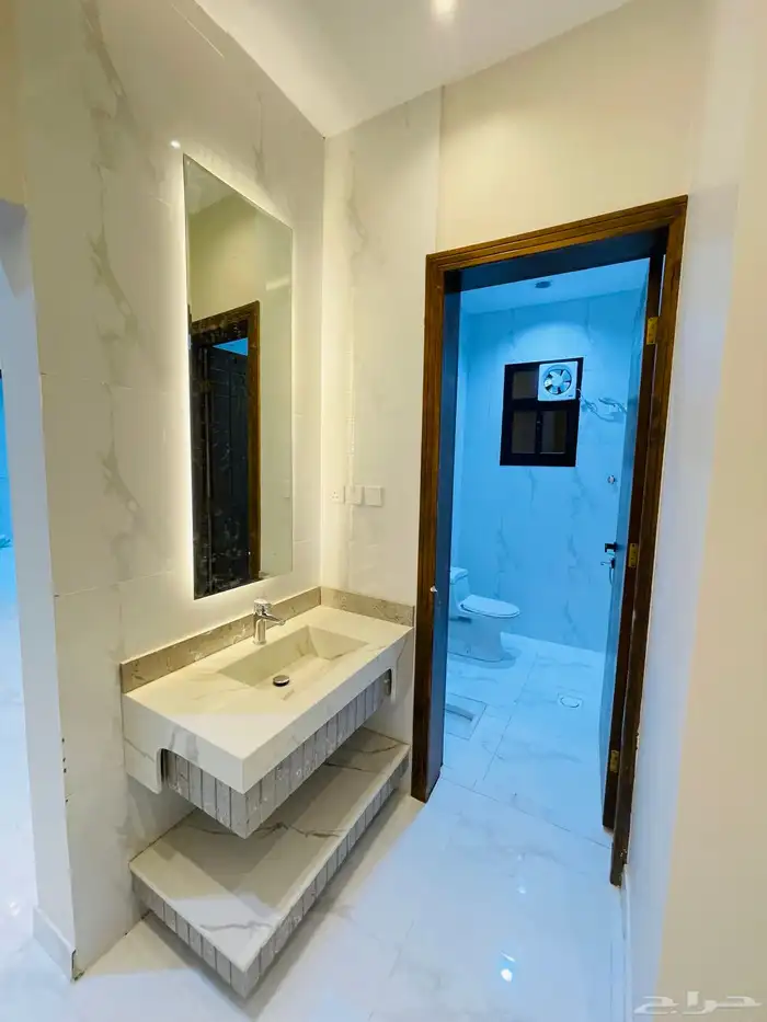 للبيع ادوار ارضي بحوش مدخل سيارة من 550 الف شمال الخميس 13