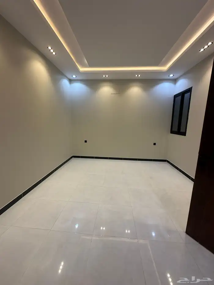 للبيع روفات علوية مودرن بموقع مميز 9 غرف شرق الخميس 12