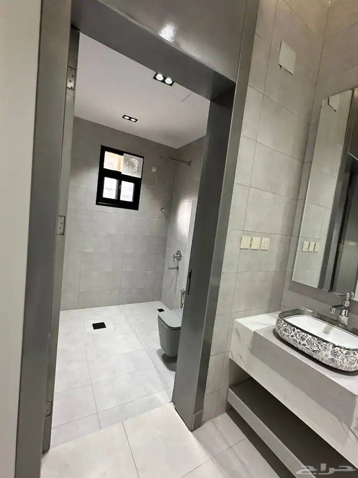 بالقرب من المطار شقة علوية للبيع 245 متر ببلكونة سعر مناسب 15