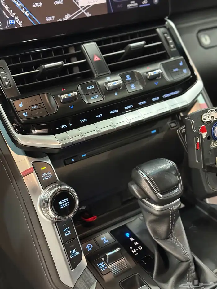 تويوتا لاندكروزر 2023 VX.R بنزين عداد 71 الف فقط 18