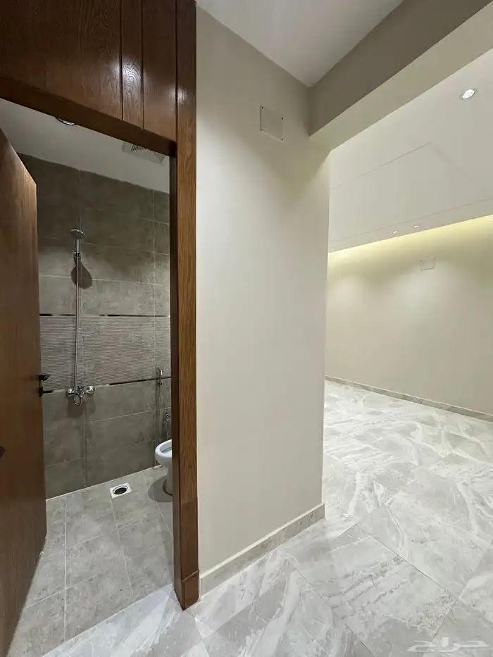 للبيع شقه ارضيه مستقله6غرف بأبهاالبديع قرب الراشد مول500الف 16