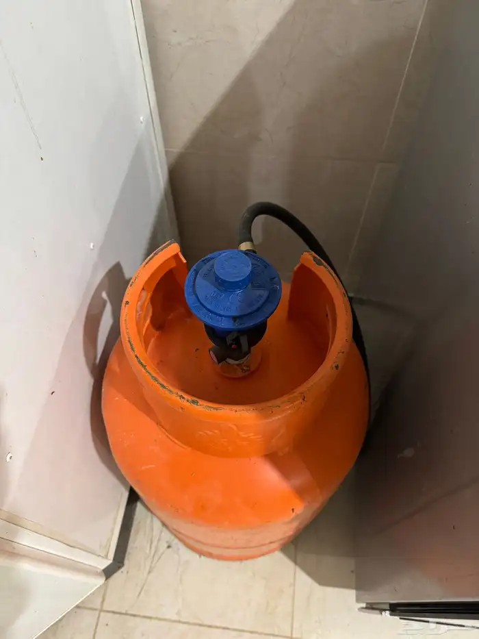 3 طاولات - ميكرويف وشواية whirlpool- دبة غاز مع المنظم 2