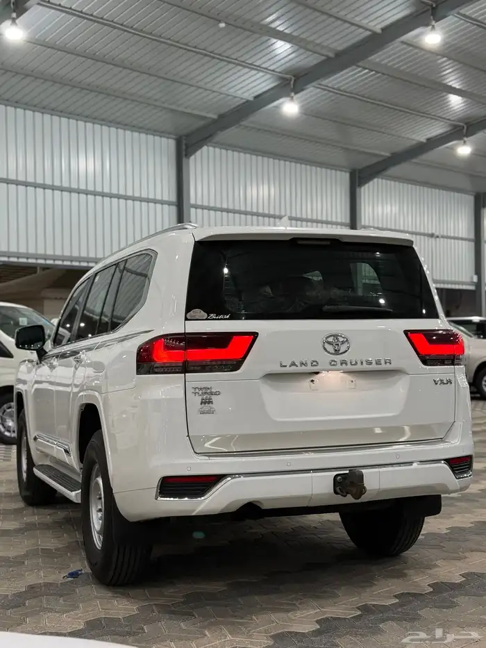 تويوتا لاندكروزر 2023 VX.R بنزين عداد 71 الف فقط 7
