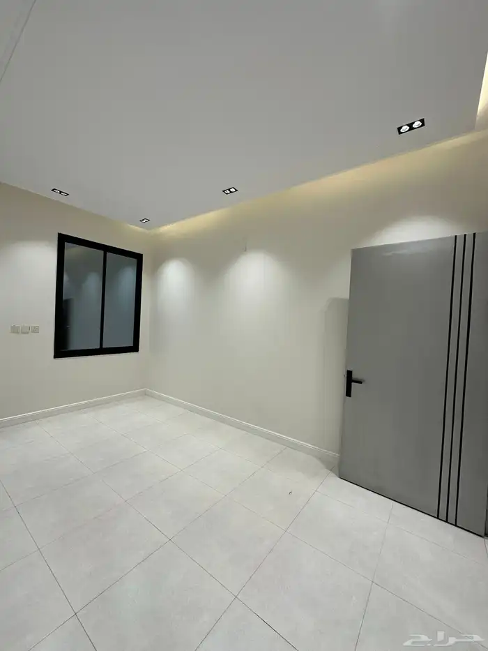 بالقرب من المطار شقة علوية للبيع 245 متر ببلكونة سعر مناسب 12