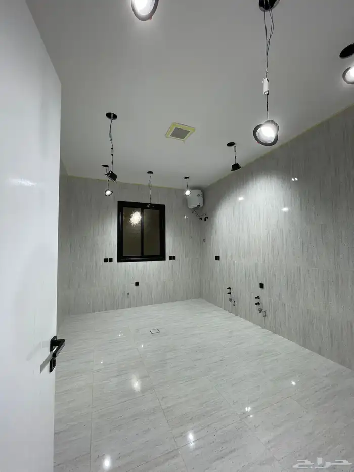 للبيع شقه دور أرضي مع حوش وبايكه وسط الخدمات خميس مشيط 8