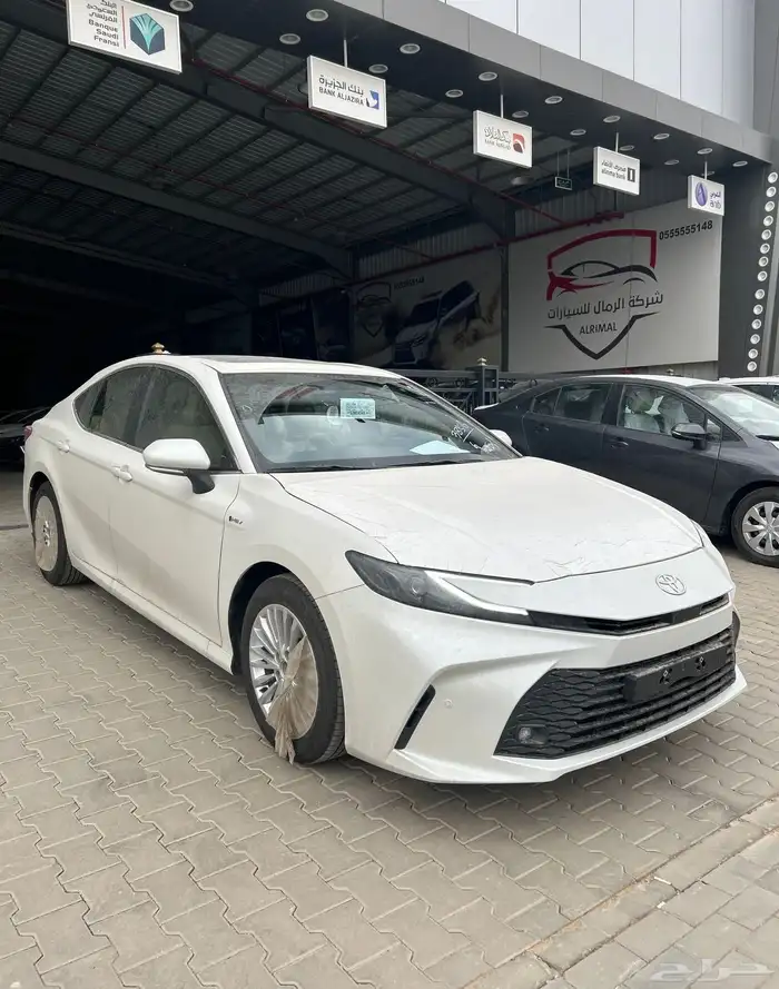 تويوتا   كامري E بلص هايبرد 2025 ابيض 110975 شامل الضريبة 1