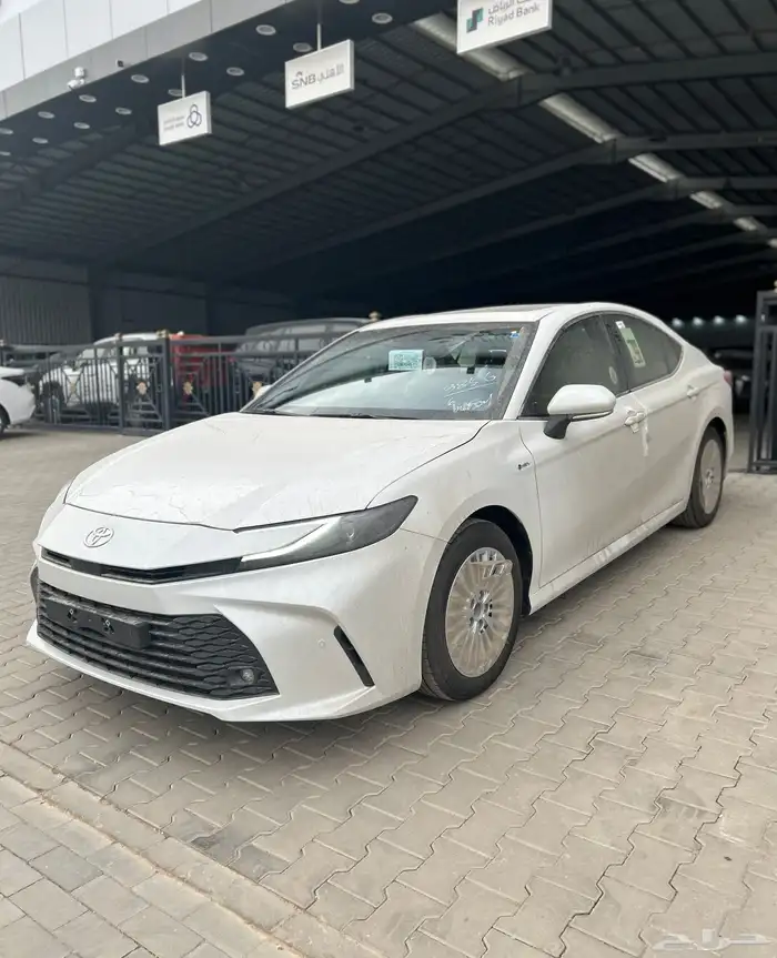 تويوتا   كامري E بلص هايبرد 2025 ابيض 110975 شامل الضريبة 2