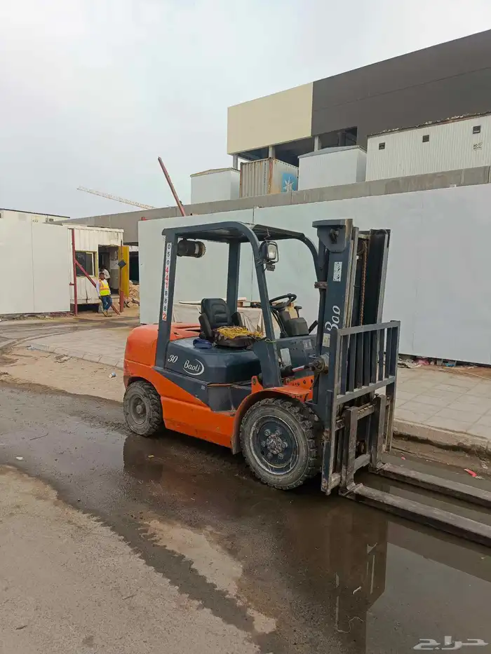 forkift boom truck available jaddah for rent daily weekly an 2