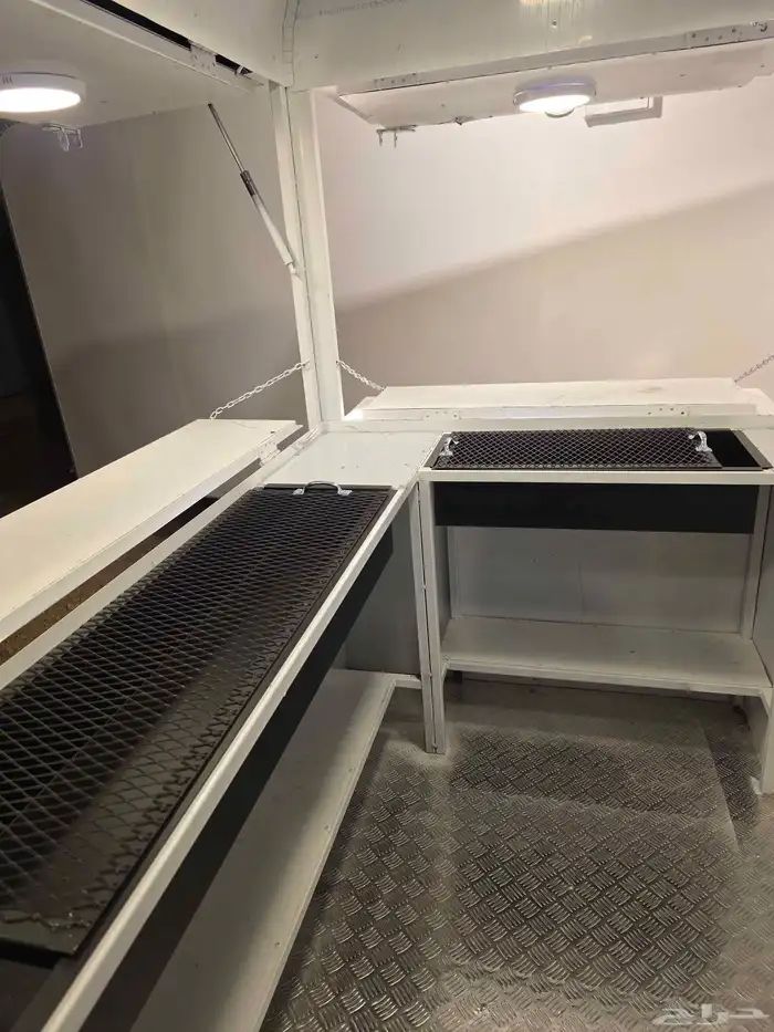 مواصفات العربه -1- مطبخ كامل مصنوع من الاستيل 2 جدران و 4