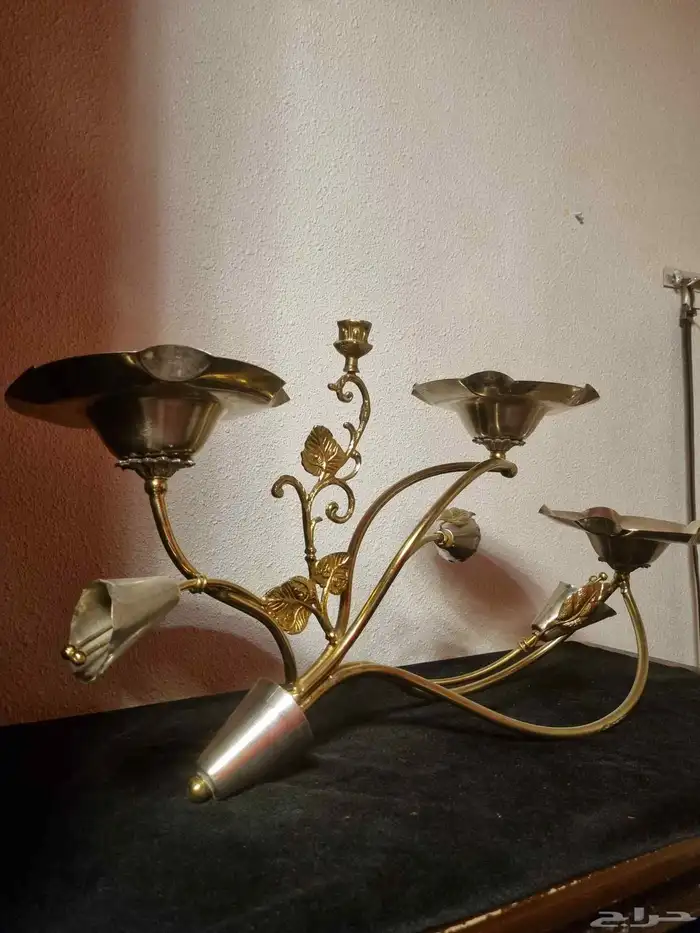 لعشاق التراثيات والتحف شمعدان نحاس قديم 1