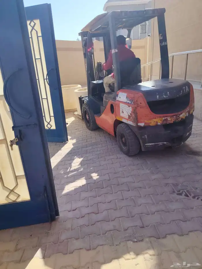 تأجير رافعات شوكية وتلسكوبية جميع الاحجام 1