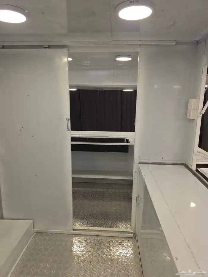 مواصفات العربه -1- مطبخ كامل مصنوع من الاستيل 2 جدران و 3