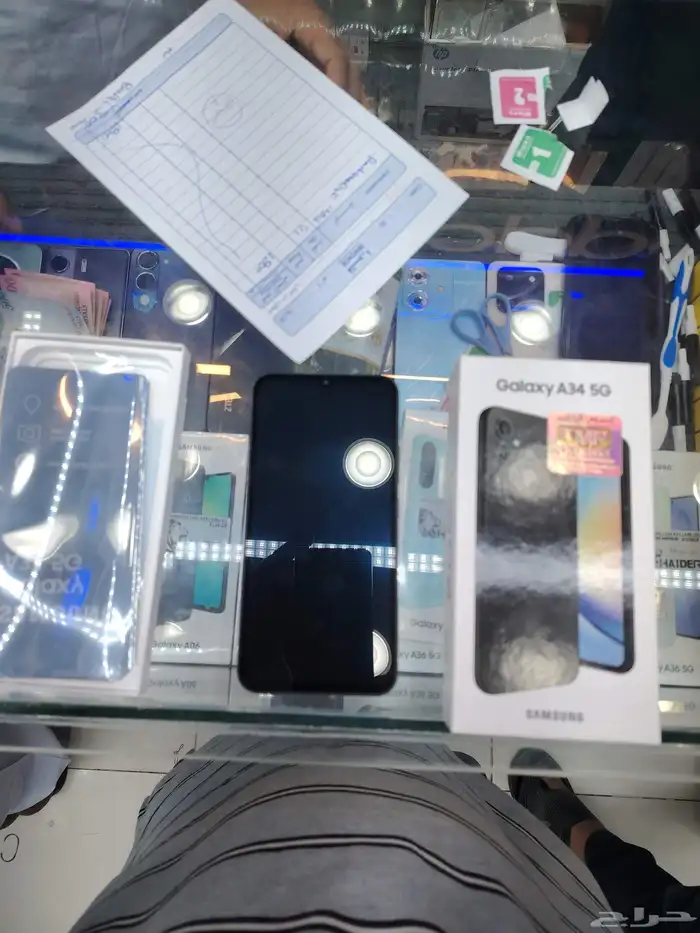 يتميز بشاشة Super AMOLED مقاس 6.6 بوصة مع معدل تحديث 120 هرت 2