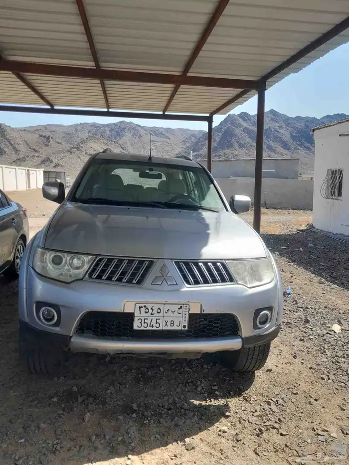 النوع متسوبيشي سبورت موديل 2013 عداد 188000 مكينه 3500 نو 0