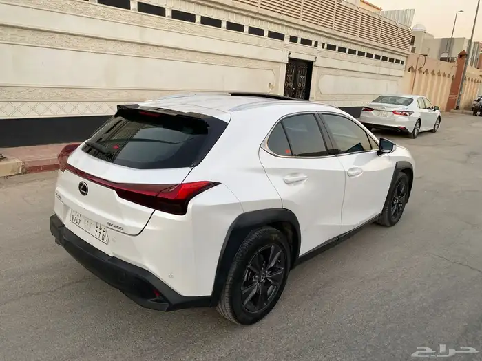 لكزس UX 22