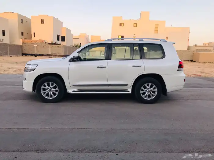 لاندكروزر vxr 2017رقم 1 0