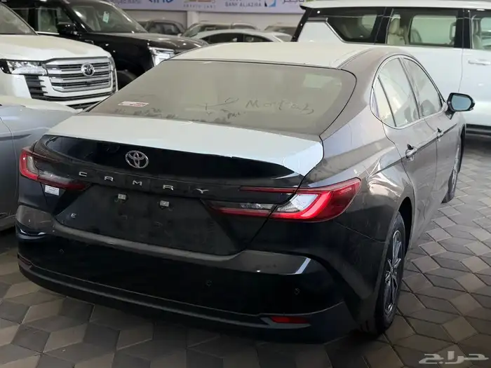 كامري 2025 E استاندر سعودي ابيض اسود تيتانيوم كحلي 3