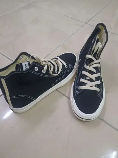 حذاء قماشي برقبه جديد بمقاس 41 0