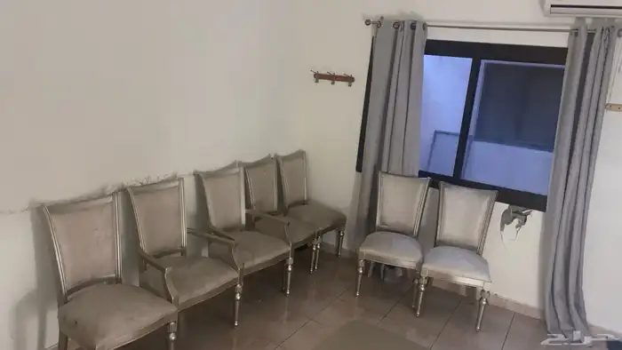 طاولة طعام معاها 7 كراسي 6