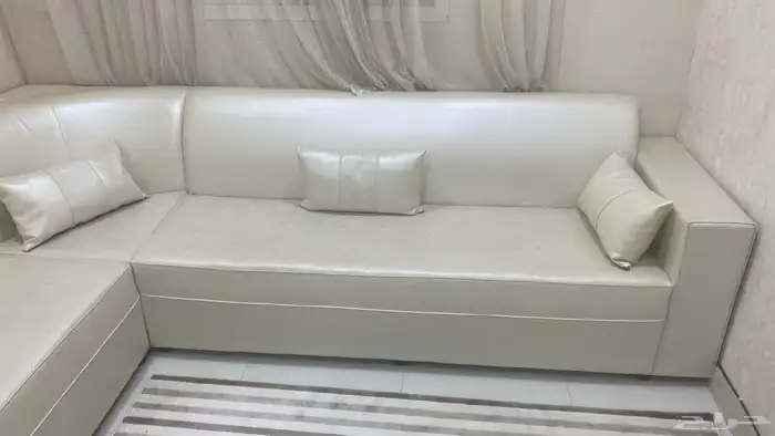 كنب ابيض نظيف وخشب قوي 0