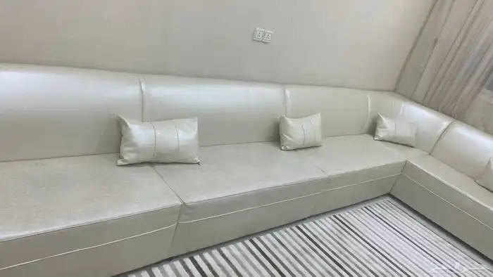 كنب ابيض نظيف وخشب قوي 2