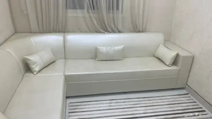 كنب ابيض نظيف وخشب قوي 1