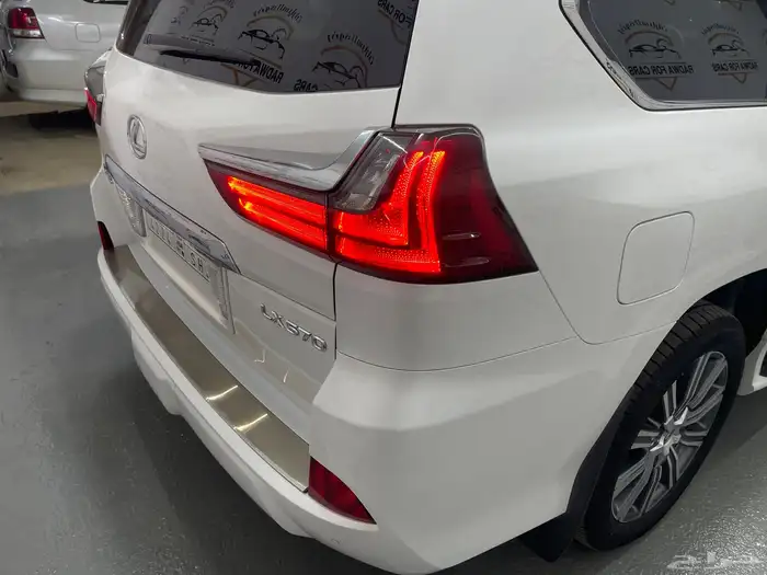 لكزس ال اكس 2016 نظيف داخلي بيج 18