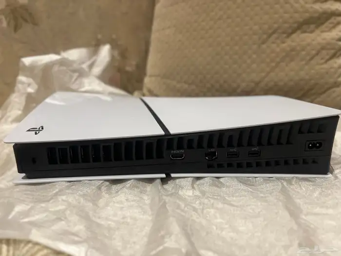 بلاستيشن فايف سلم سليم ومعه اسلاكه ويد استخدام اسبوعين 1500 0