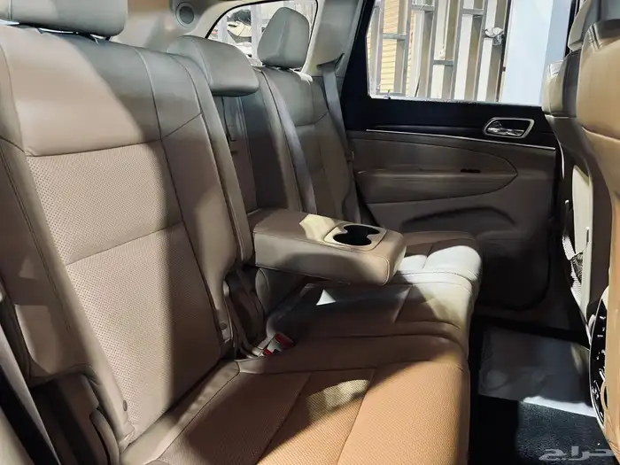 شيروكي لميتيد 2015 بحاله ممتازه V8 12