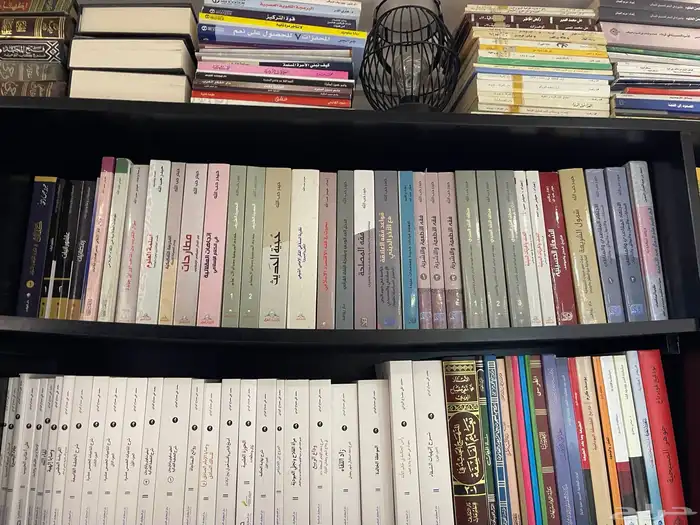 للبيع مكتبة كتب متنوعة بحالة ممتازة (جملة) 10
