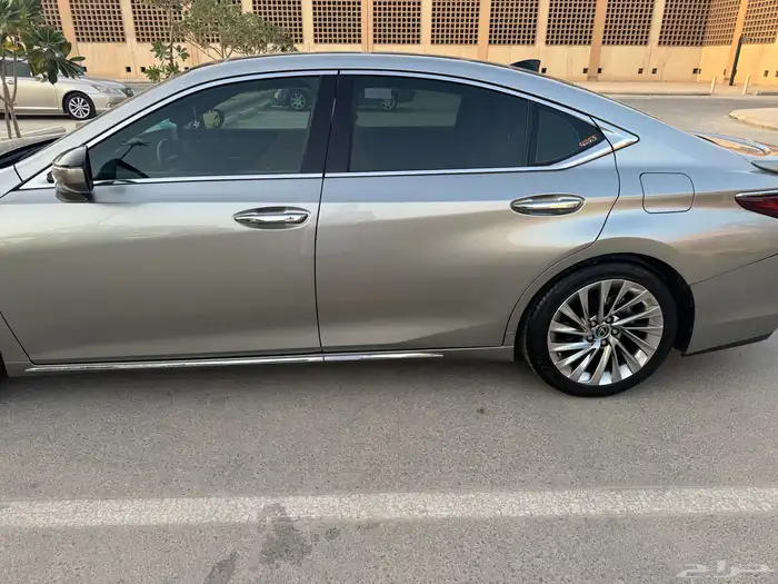 لكزس 2022 DD ES350 مالك أول 4