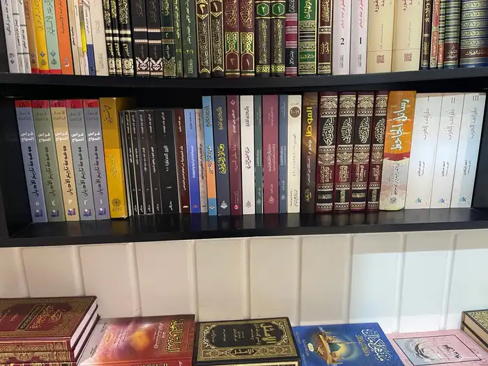 للبيع مكتبة كتب متنوعة بحالة ممتازة (جملة) 15