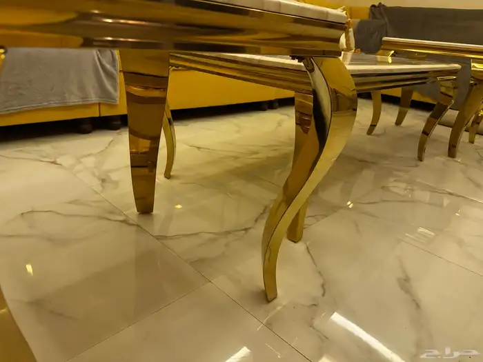 طاوله مع عدد 2 خدمه 0