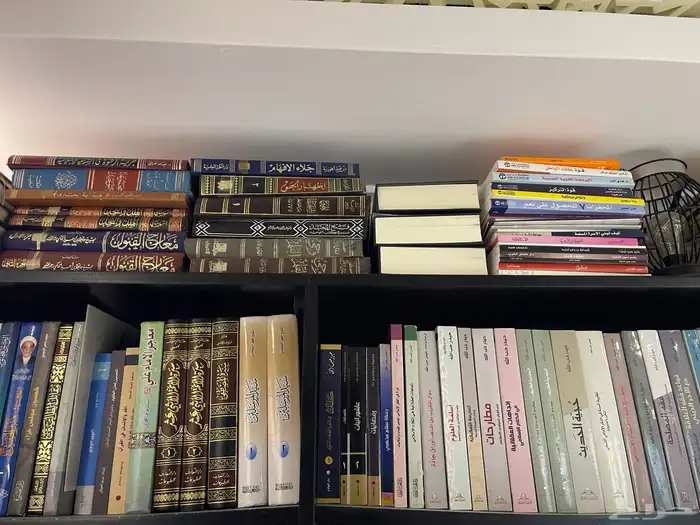للبيع مكتبة كتب متنوعة بحالة ممتازة (لكامل المكتبة) 12