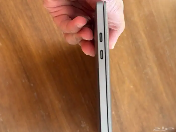 ماك بوك برو 2018 مع تتش بار 1