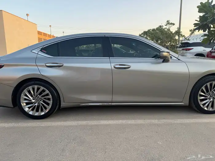لكزس 2022 DD ES350 مالك أول 7