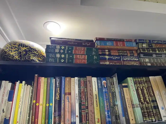 للبيع مكتبة كتب متنوعة بحالة ممتازة (لكامل المكتبة) 11