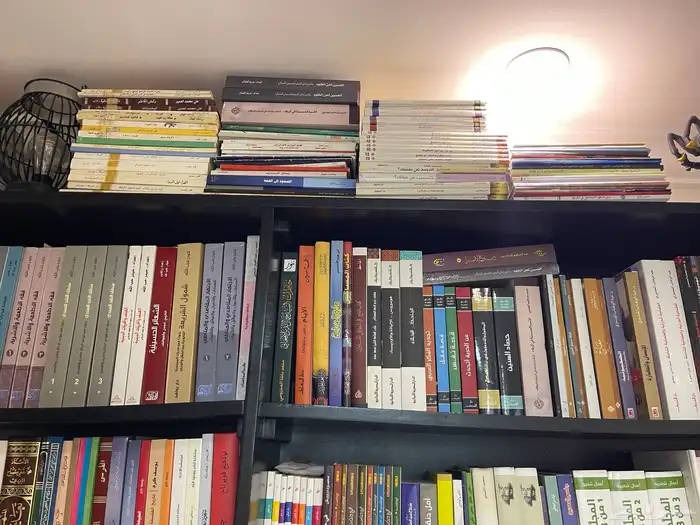 للبيع مكتبة كتب متنوعة بحالة ممتازة (لكامل المكتبة) 7
